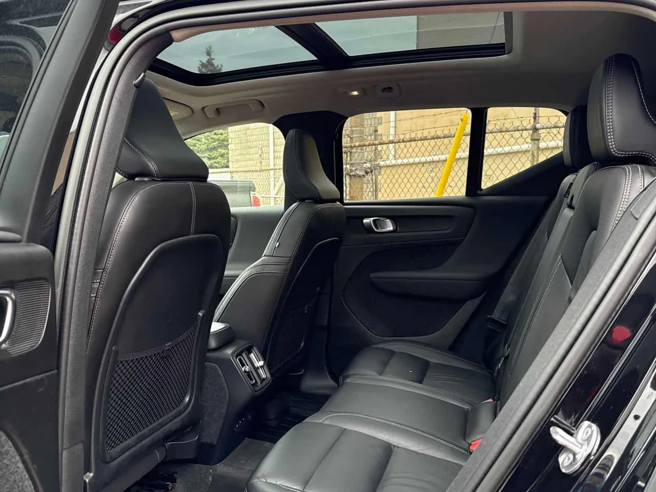 Volvo XC40 | Plus Dark Theme | ПОДГРЕВ | ПАНОРАМА | , снимка 10 - Автомобили и джипове - 54455229