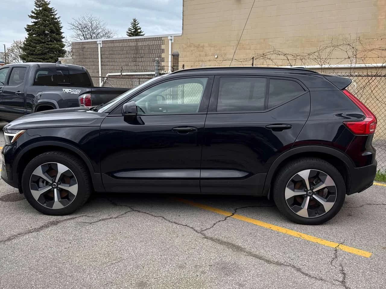Volvo XC40 | Plus Dark Theme | ПОДГРЕВ | ПАНОРАМА | , снимка 2 - Автомобили и джипове - 54455229