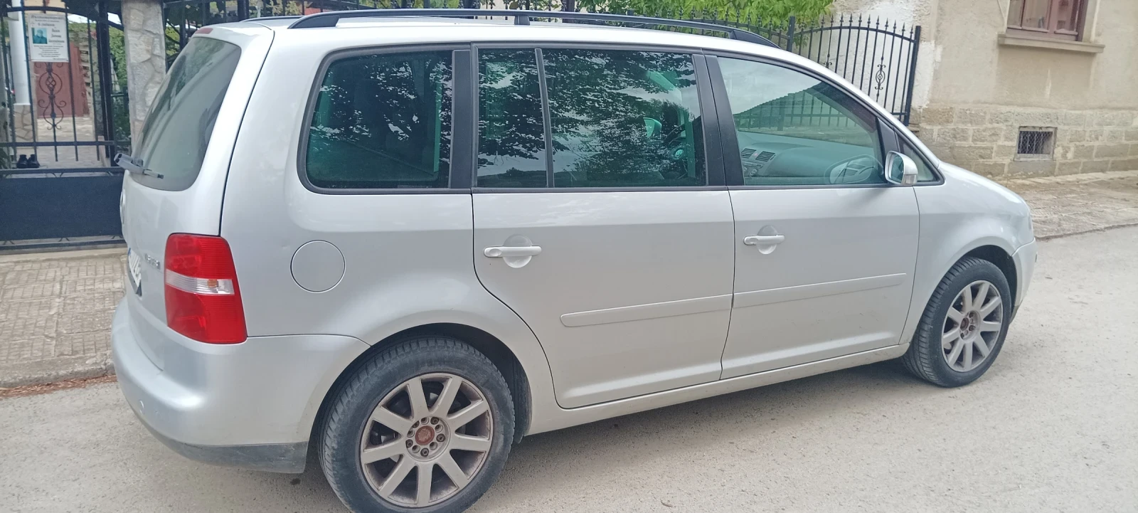 VW Touran, снимка 9 - Автомобили и джипове - 56238778
