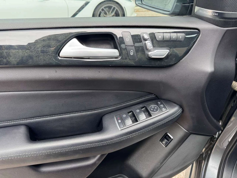 Mercedes-Benz GLE 400 FACELIFT* AMG PACK* PANO* HARMAN* DISTRONIK* ОБДУХ, снимка 12 - Автомобили и джипове - 52450295