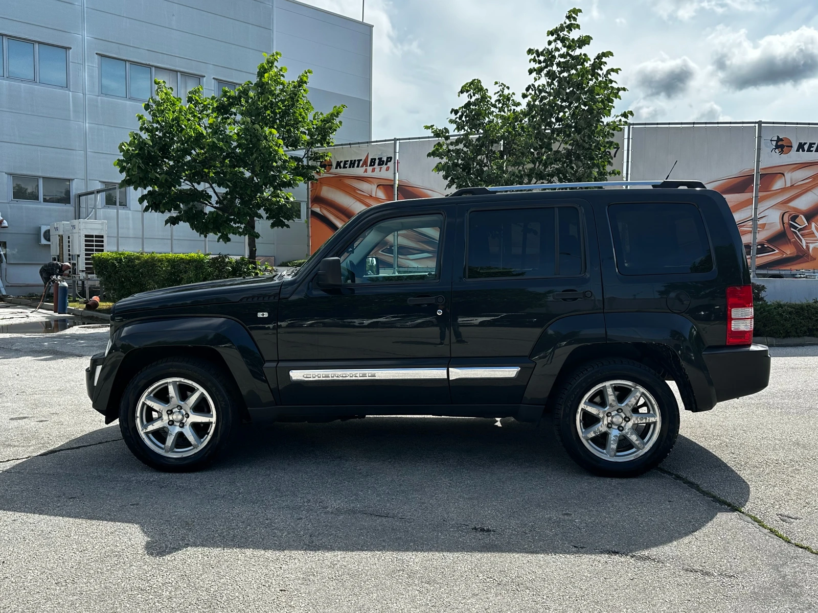 Jeep Cherokee 2.8d/Автоматик/Кожа/ГАРАНЦИЯ, снимка 2 - Автомобили и джипове - 54843920