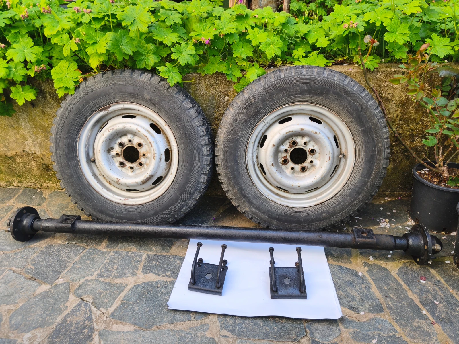 Ос с гуми и джанти за туристическо ремарке