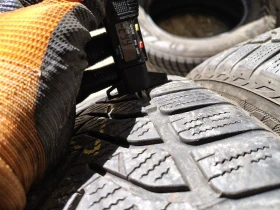 Гуми Зимни 235/55R18, снимка 4