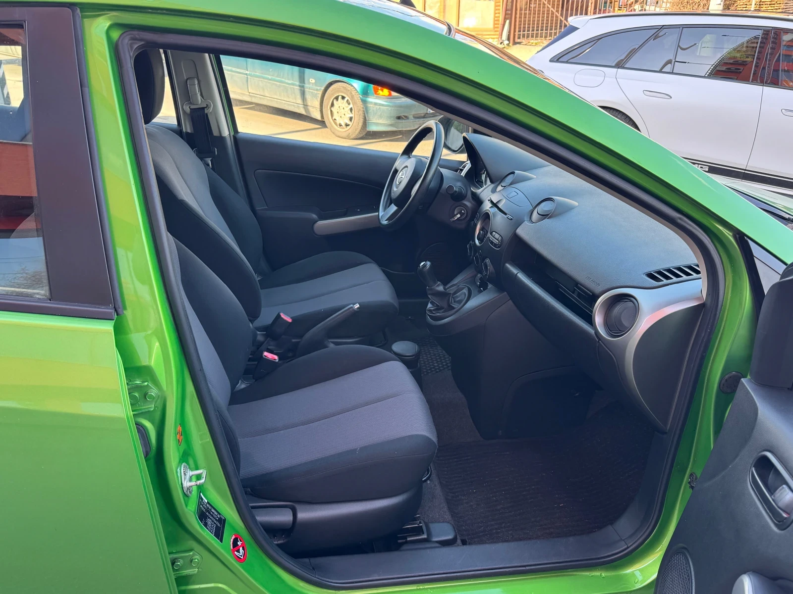 Mazda 2, снимка 10 - Автомобили и джипове - 54151317