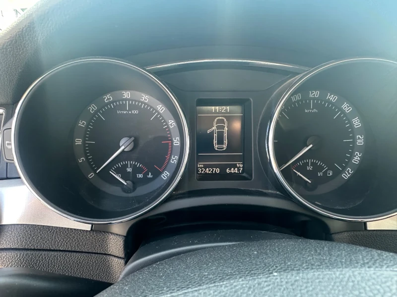 Skoda Superb Комби, снимка 5 - Автомобили и джипове - 52507468