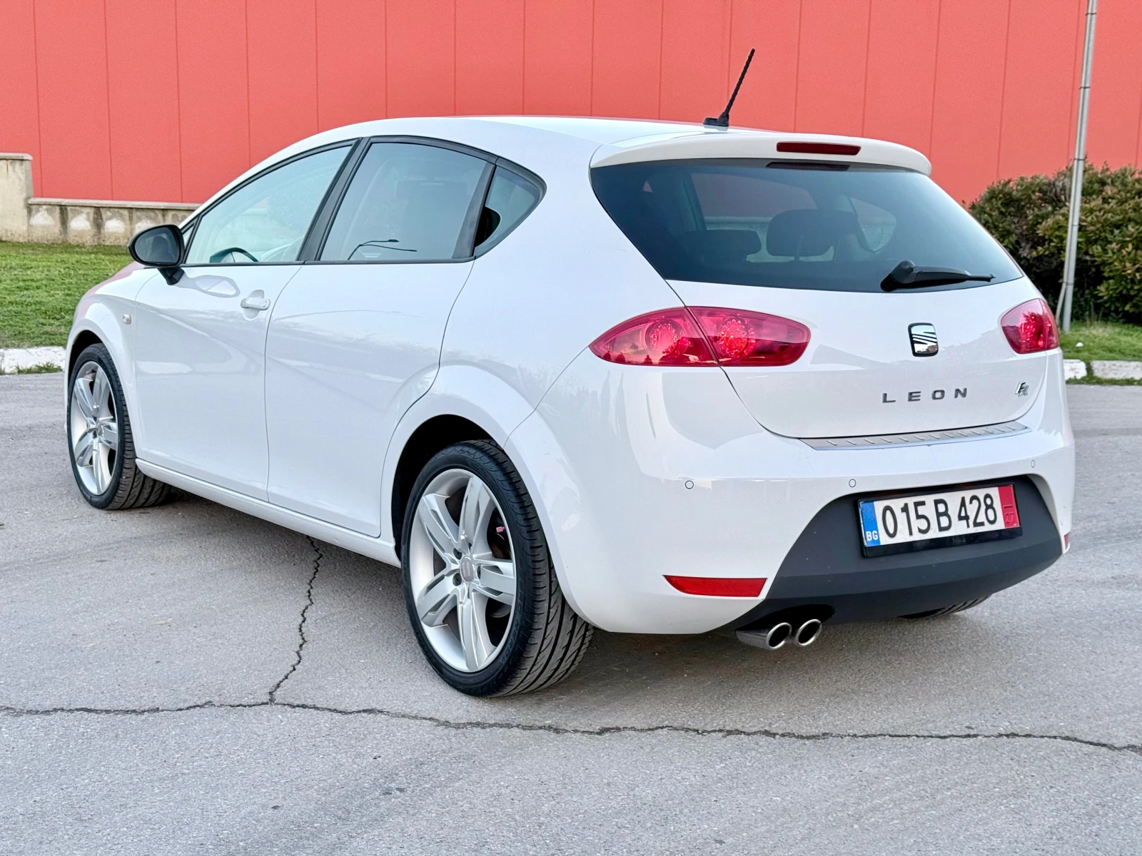 Seat Leon FR* 2.0TDI-170k.c.* BiXenon* Navi* Euro5A* Лизинг* - изображение 2