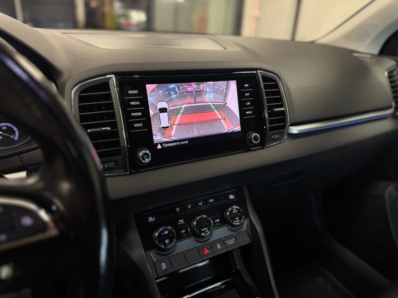 Skoda Karoq 1.6TDI // PANORAMA // DSG// ГАРАНЦИОНЕН ДО 2028г, снимка 11 - Автомобили и джипове - 52740075