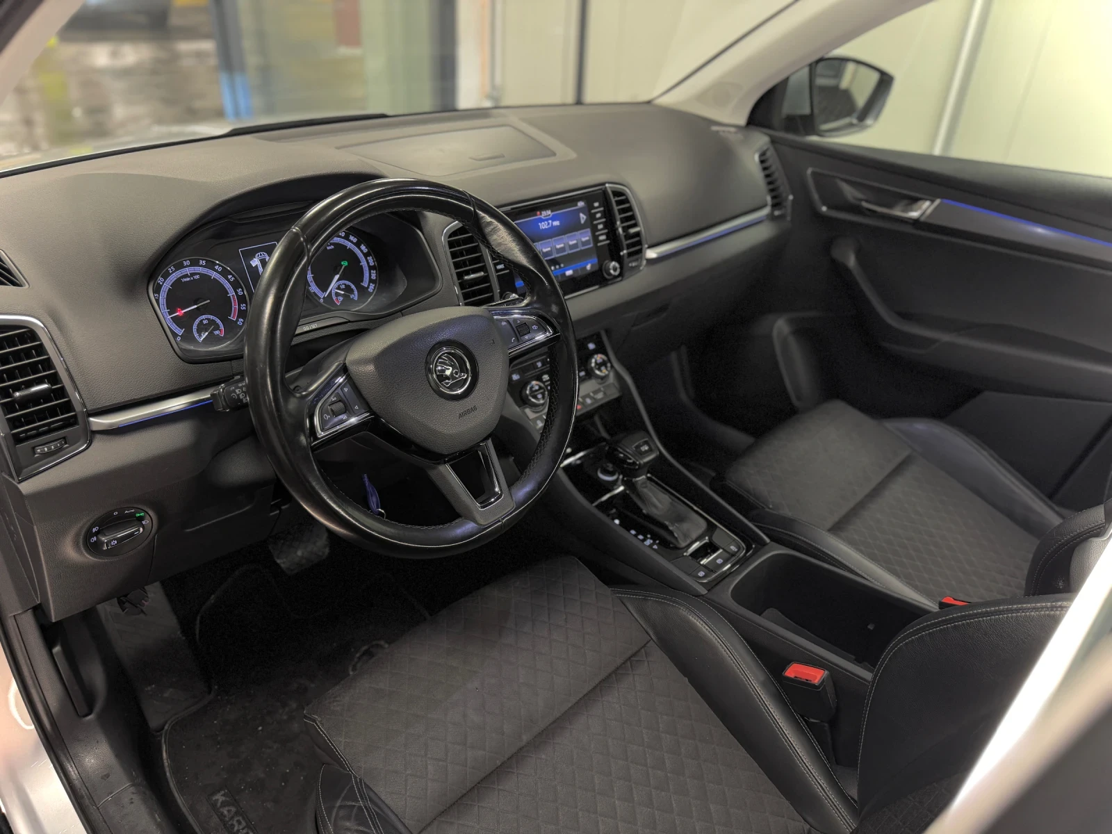 Skoda Karoq 1.6TDI // PANORAMA // DSG// ГАРАНЦИОНЕН ДО 2028г - изображение 8