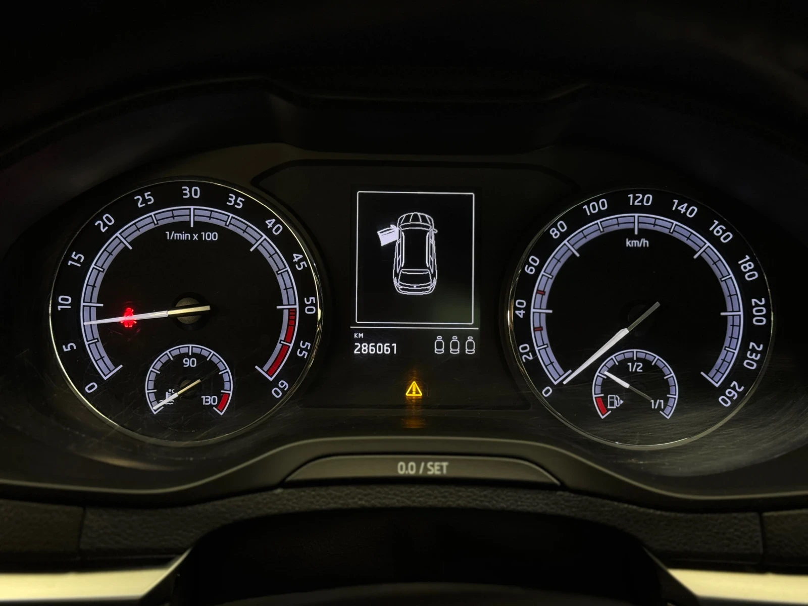 Skoda Karoq 1.6TDI // PANORAMA // DSG// ГАРАНЦИОНЕН ДО 2028г, снимка 13 - Автомобили и джипове - 52740075