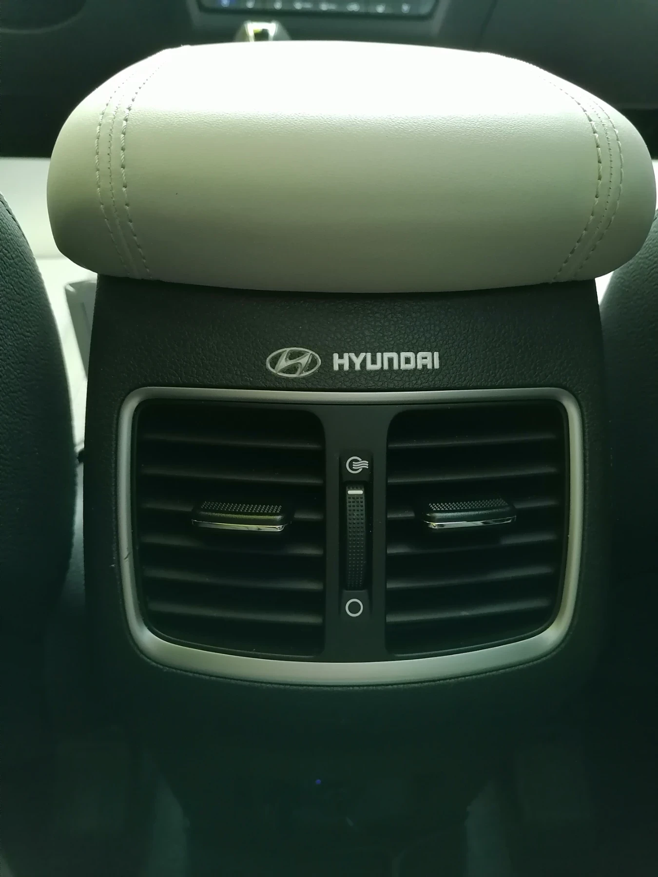 Hyundai Tucson 2.0CRDI* Premium* 4х4* 185кс* Пано* Германия , снимка 9 - Автомобили и джипове - 55624342