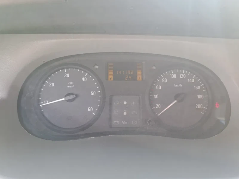 Opel Vivaro 1.9 DTI Хладилен, снимка 12 - Бусове и автобуси - 52032195