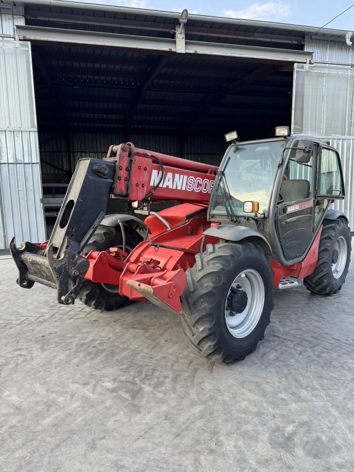 Телескопичен товарач Manitou
