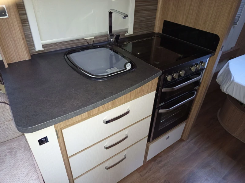 Каравана Coachmen 575/4 VIP, снимка 6 - Каравани и кемпери - 52245303