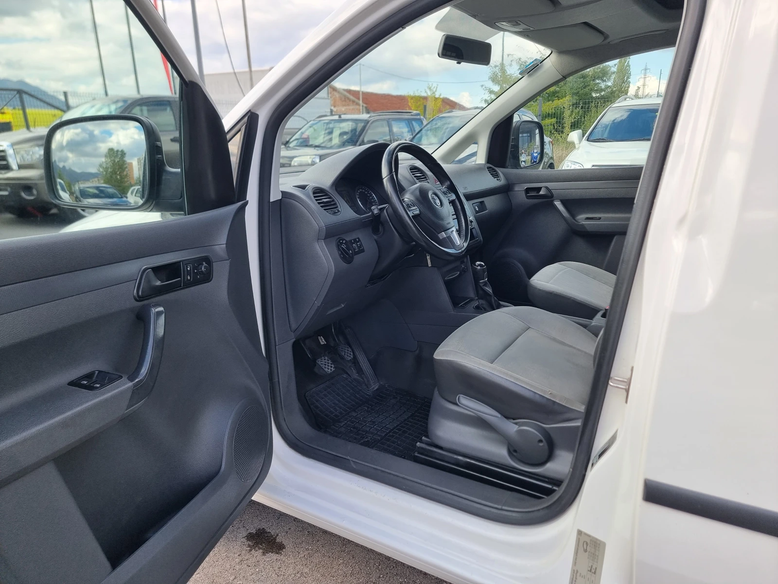 VW Caddy 2.0TDI  - изображение 10