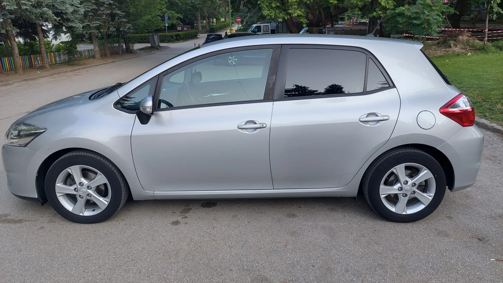 Toyota Auris 1.6i VVTI - изображение 2