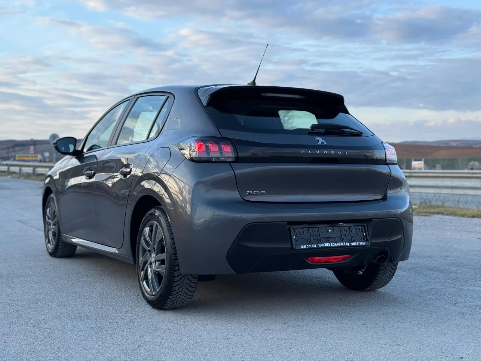 Peugeot 208 1.2i-97.000km-ALLURE-LED-XENON-BI XENON-CAR PLAY, снимка 4 - Автомобили и джипове - 53982339