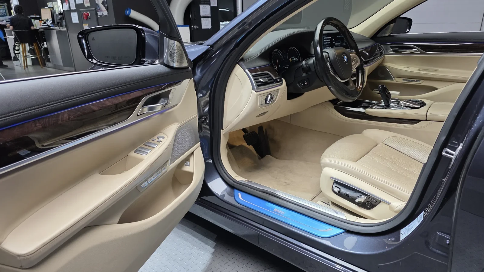 BMW 750 LI XDRIVE/HEAD UP/360/EKPAHИ/FIRST CLASS/PANO, снимка 6 - Автомобили и джипове - 55037399