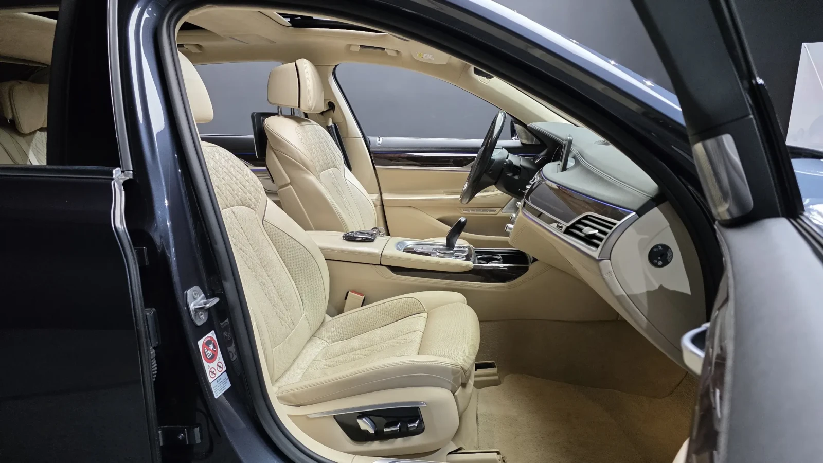 BMW 750 LI XDRIVE/HEAD UP/360/EKPAHИ/FIRST CLASS/PANO, снимка 7 - Автомобили и джипове - 55037399