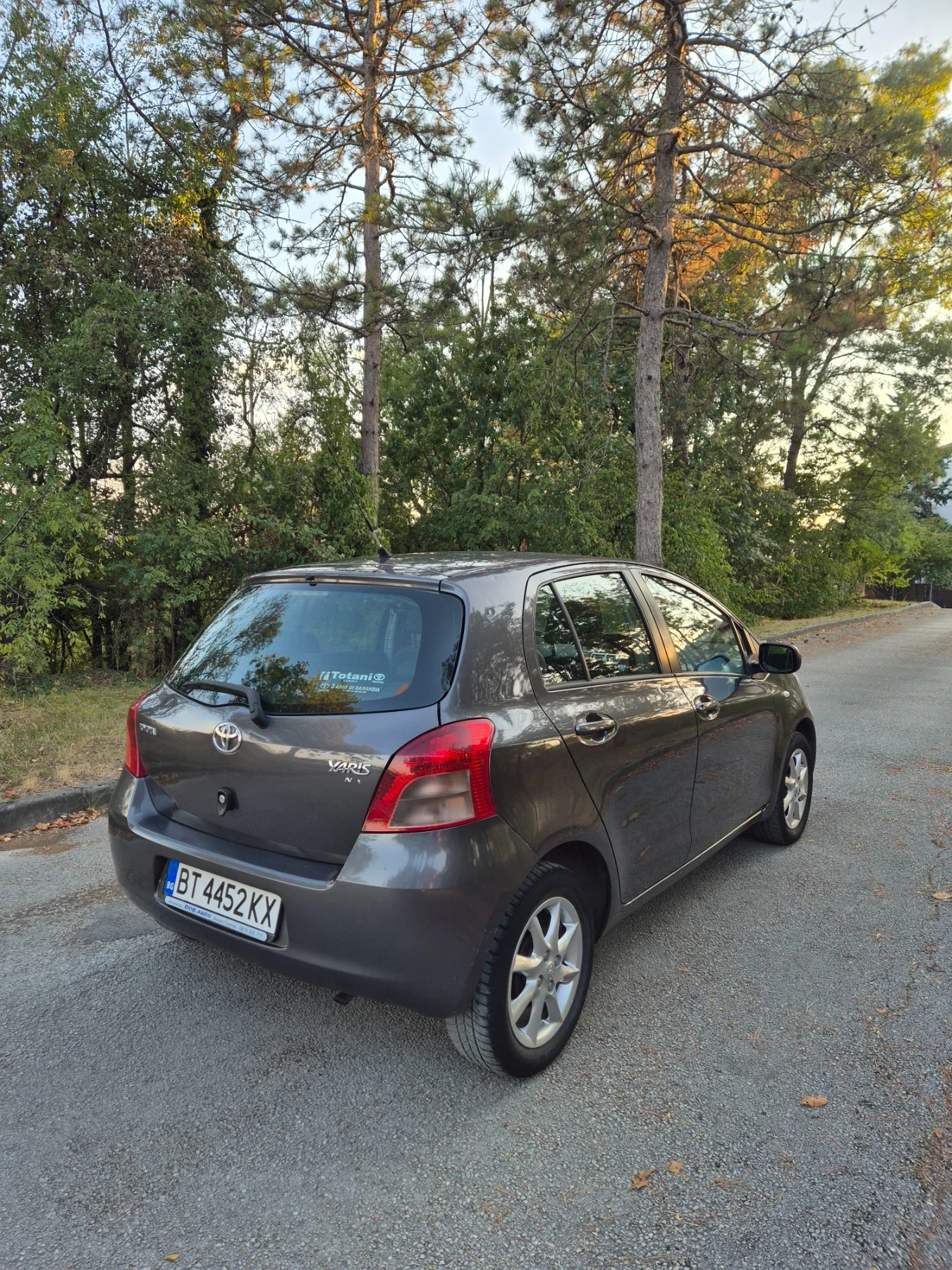 Toyota Yaris 1.0 VVT-i, снимка 4 - Автомобили и джипове - 56154618