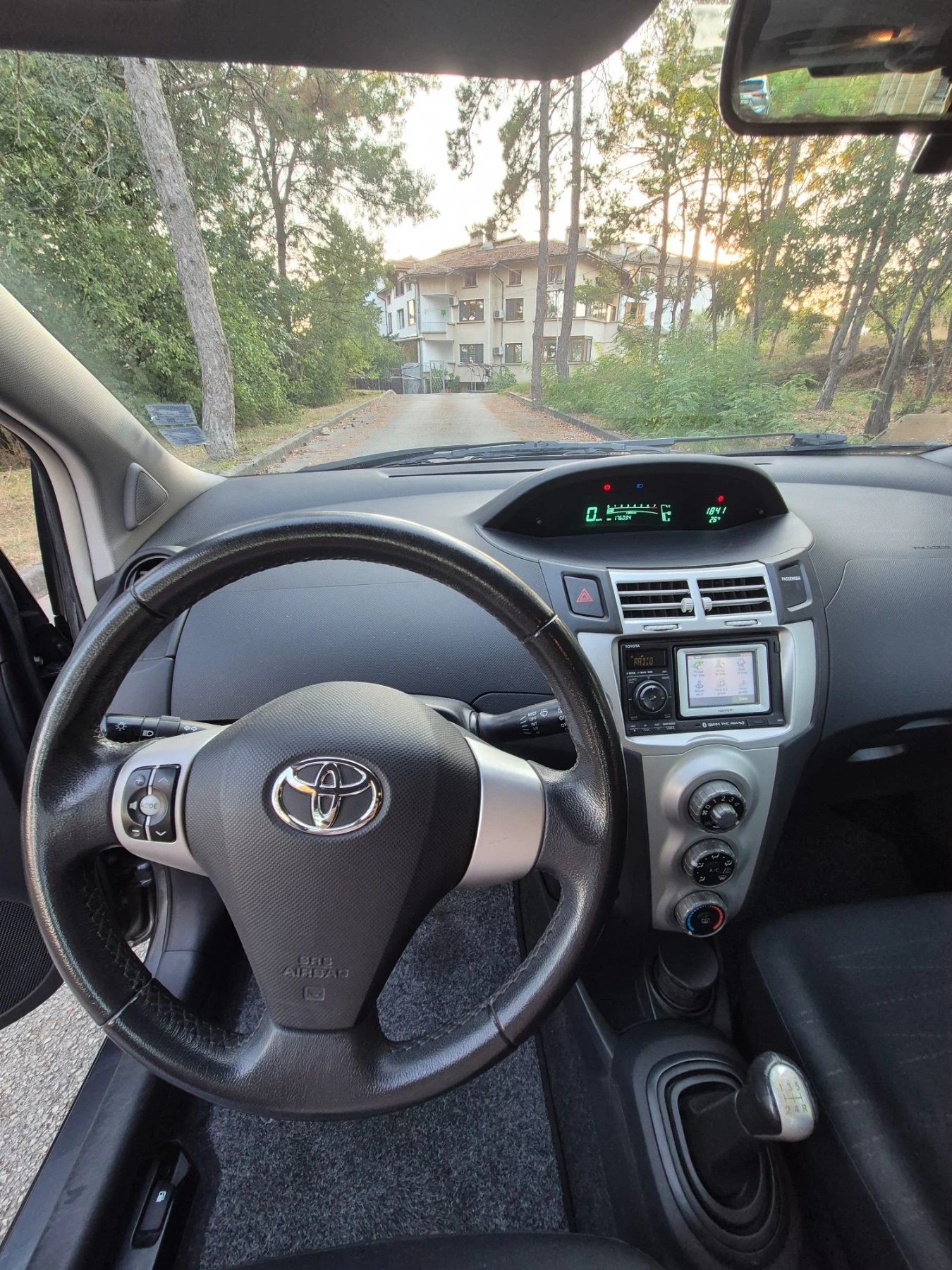 Toyota Yaris 1.0 VVT-i, снимка 14 - Автомобили и джипове - 56154618