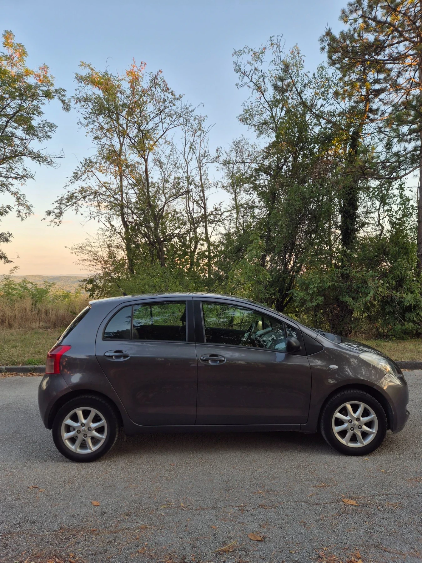 Toyota Yaris 1.0 VVT-i, снимка 3 - Автомобили и джипове - 56154618