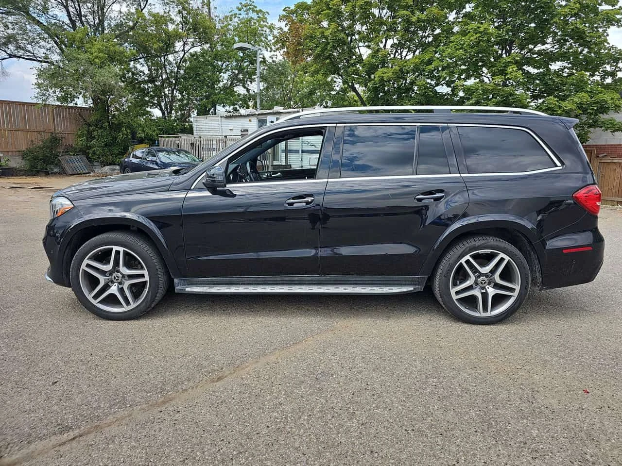 Mercedes-Benz GLS 450 4MATIC * AMG PACK* ДИСТРОНИК* 360 КАМЕРА* ПАНОРАМА, снимка 3 - Автомобили и джипове - 55614184