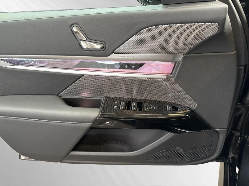 BMW i7 eDrive50/M-SPORT/HEAD UP/SKY LOUNGE/B&W/360/, снимка 7 - Автомобили и джипове - 52616759