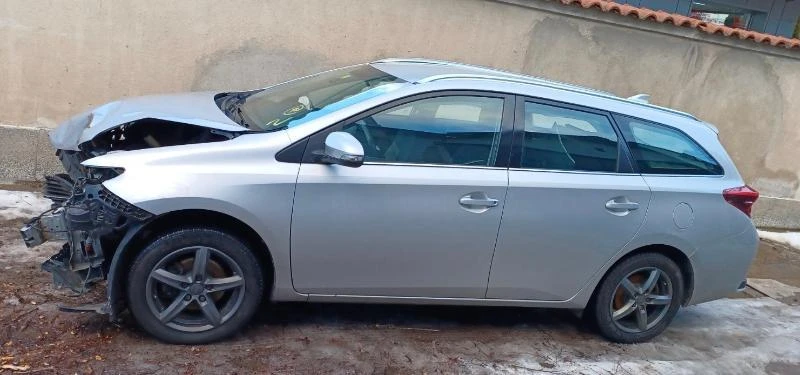 Toyota Auris 1.6, снимка 9 - Автомобили и джипове - 35733619