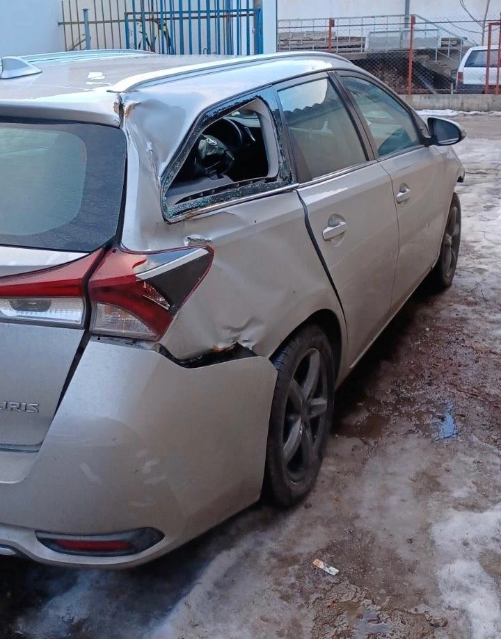 Toyota Auris 1.6, снимка 8 - Автомобили и джипове - 35733619