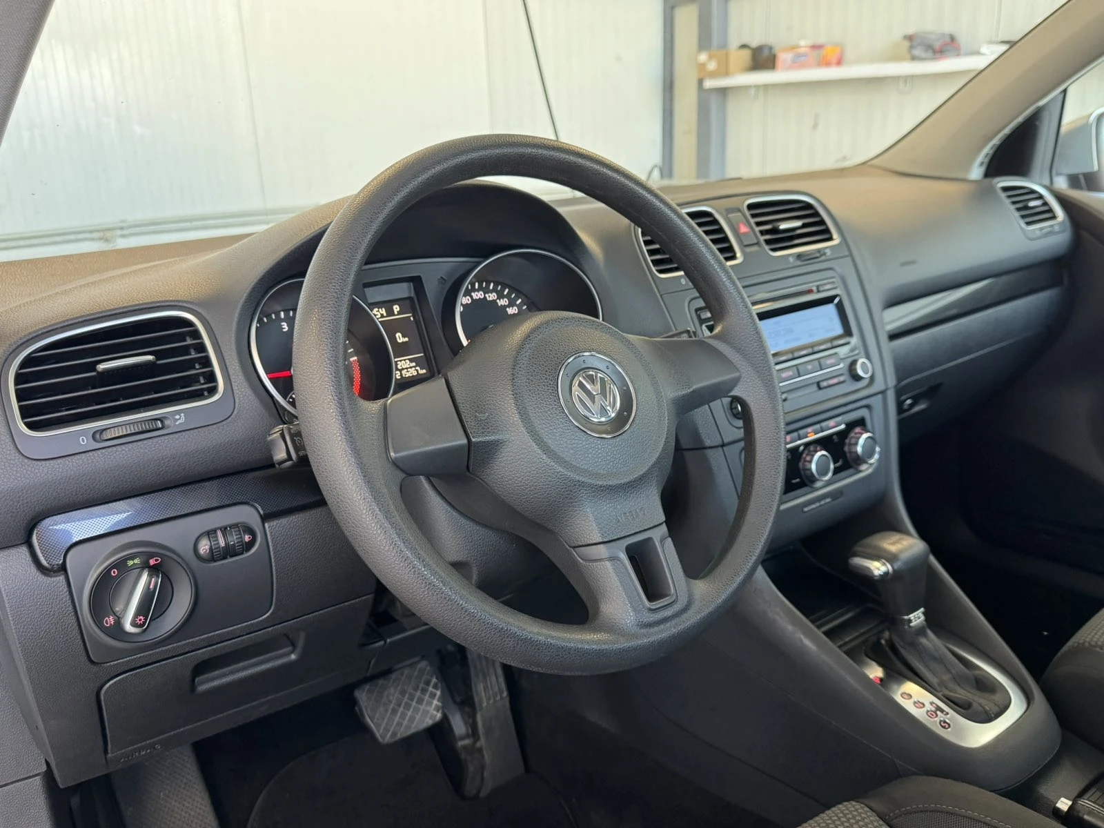VW Golf 1.6 TDI Автоматик  - изображение 9