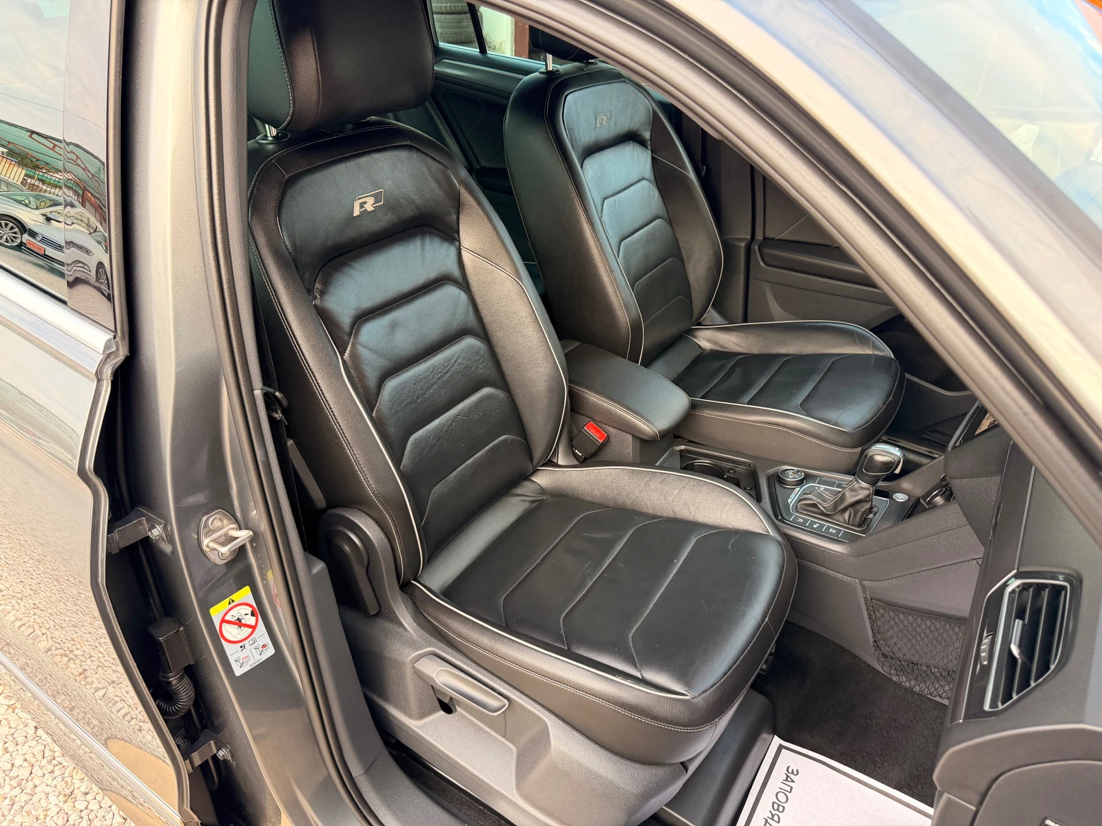 VW Tiguan 2.0TDI* R-LINE* 100%KM* 360KAMERA* FULL* ЛИЗИНГ, снимка 11 - Автомобили и джипове - 55152684