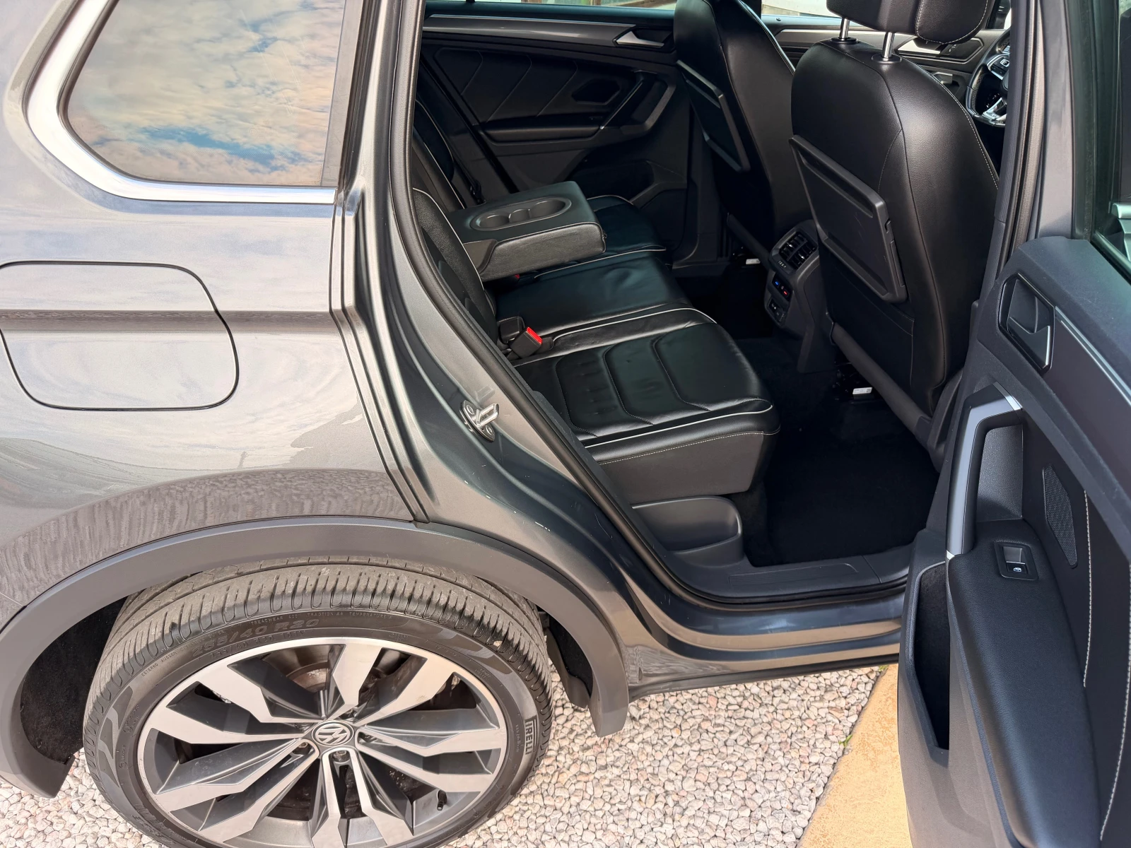 VW Tiguan 2.0TDI* R-LINE* 100%KM* 360KAMERA* FULL* ЛИЗИНГ, снимка 16 - Автомобили и джипове - 55152684