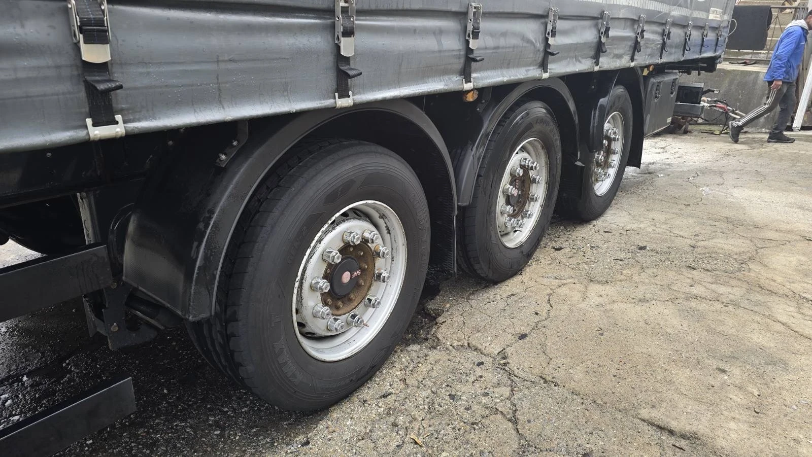 Полуремарке Schwarzmuller 5700 кг. Тара / 2.75 вис., снимка 8 - Ремаркета - 53915915