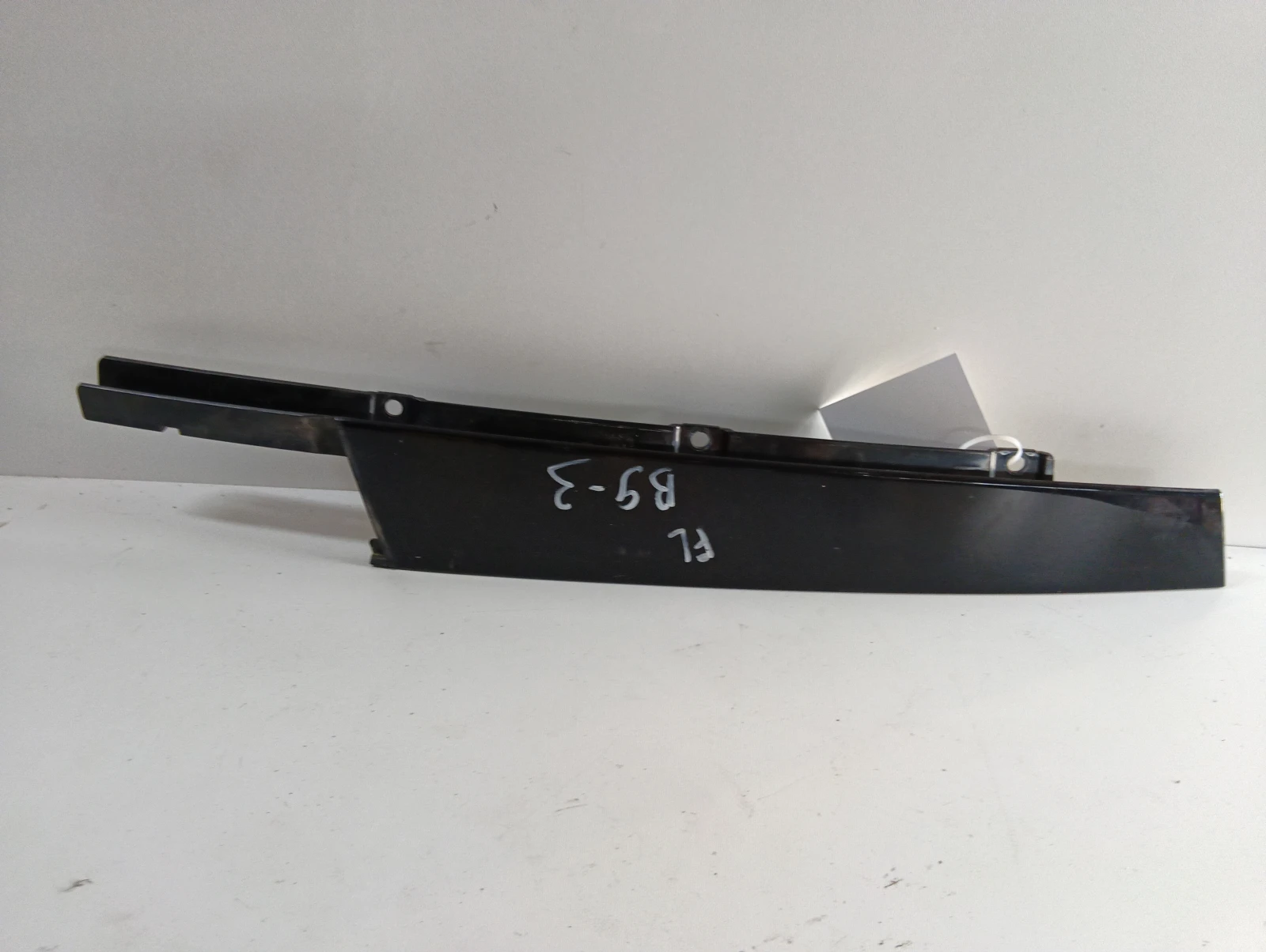 лайсна за (предна лява врата) 8W0837901 Audi A4