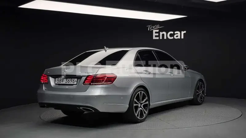 Mercedes-Benz E 220, снимка 2 - Автомобили и джипове - 55017181