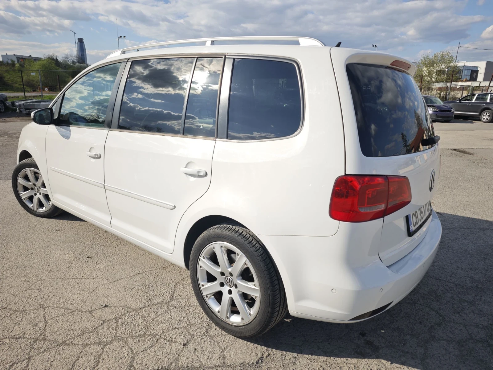 VW Touran Ван, снимка 3 - Автомобили и джипове - 54390054