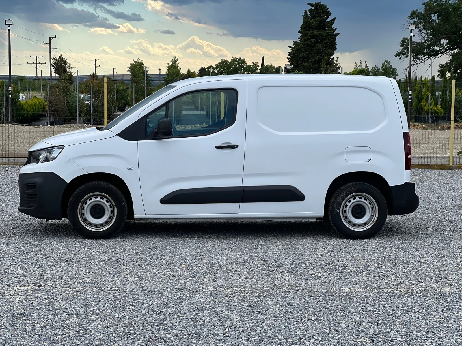 Peugeot Partner Като нов, снимка 3 - Автомобили и джипове - 54922093