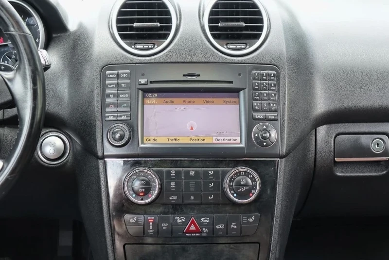 Mercedes-Benz ML 350 BLUETEC* 4Matic* AMG* Keyless* Designo* Подгрев* P, снимка 5 - Автомобили и джипове - 52892490