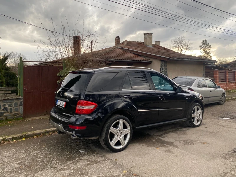 Mercedes-Benz ML 350 BLUETEC* 4Matic* AMG* Keyless* Designo* Подгрев* P, снимка 2 - Автомобили и джипове - 52892490