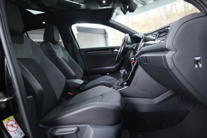 VW T-Cross R-LINE/300HP/AKRAPOVIC/PANO/4X4/CAM/DIGITAL/962v, снимка 10 - Автомобили и джипове - 53525601