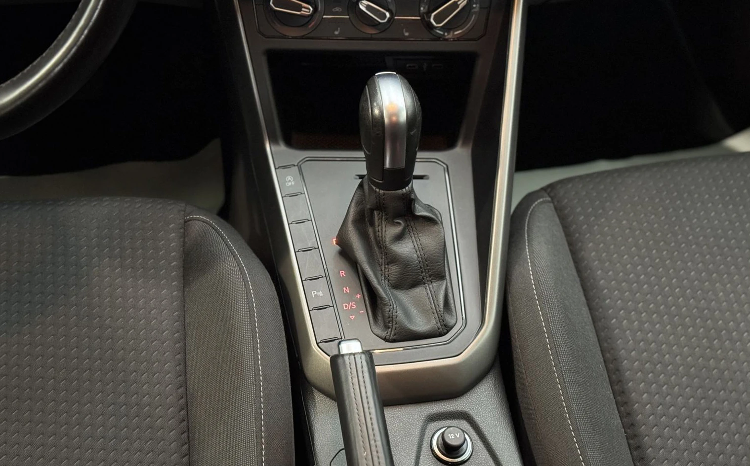 VW Polo 1.0TSI/R-LINE/DSG/CAM/NAVI/PDC/E127 - изображение 10