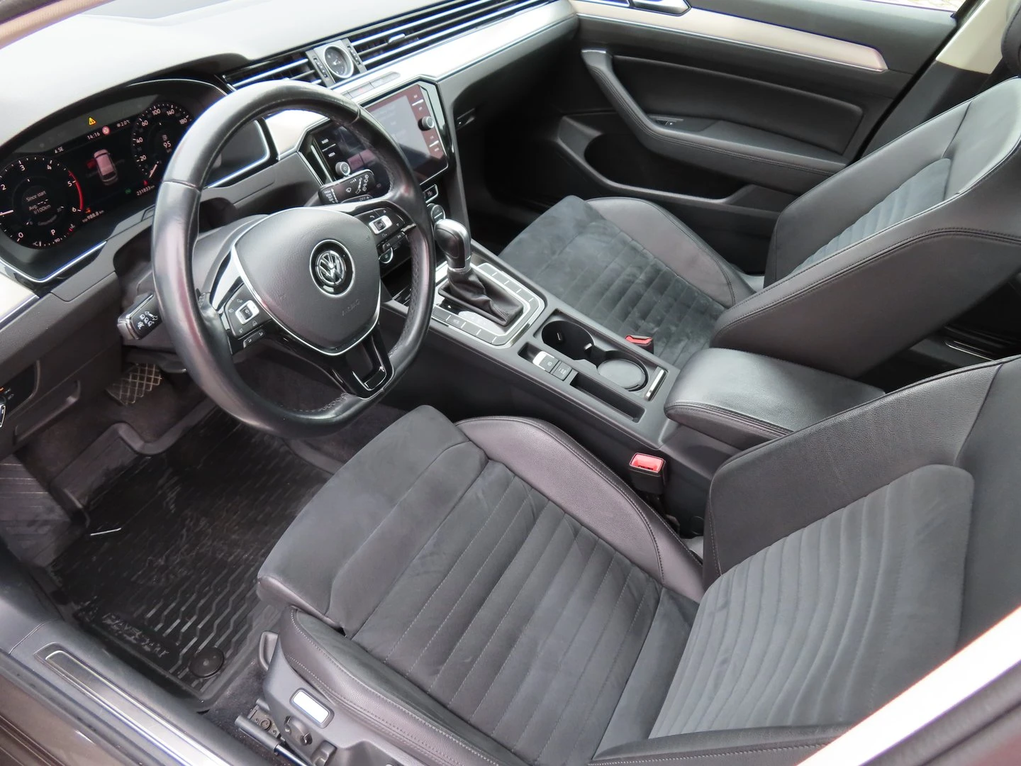 VW Passat Highline 2.0TDI BMT - изображение 4