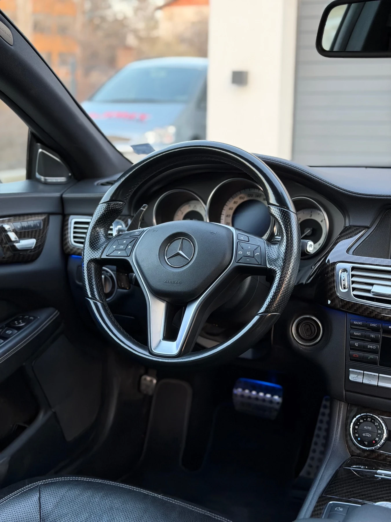 Mercedes-Benz CLS 350 AMG Пакет | Реални км | Пълен Карбон | Дистроник |, снимка 12 - Автомобили и джипове - 53887106