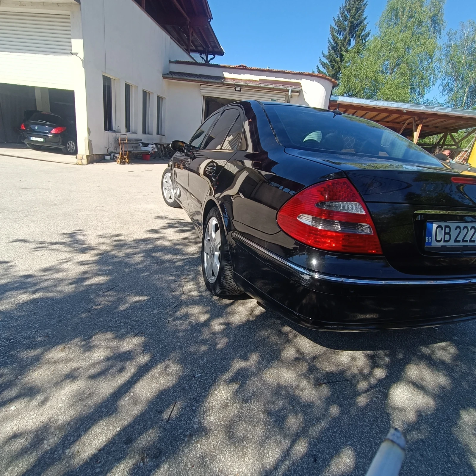 Mercedes-Benz E 220, снимка 2 - Автомобили и джипове - 54560439