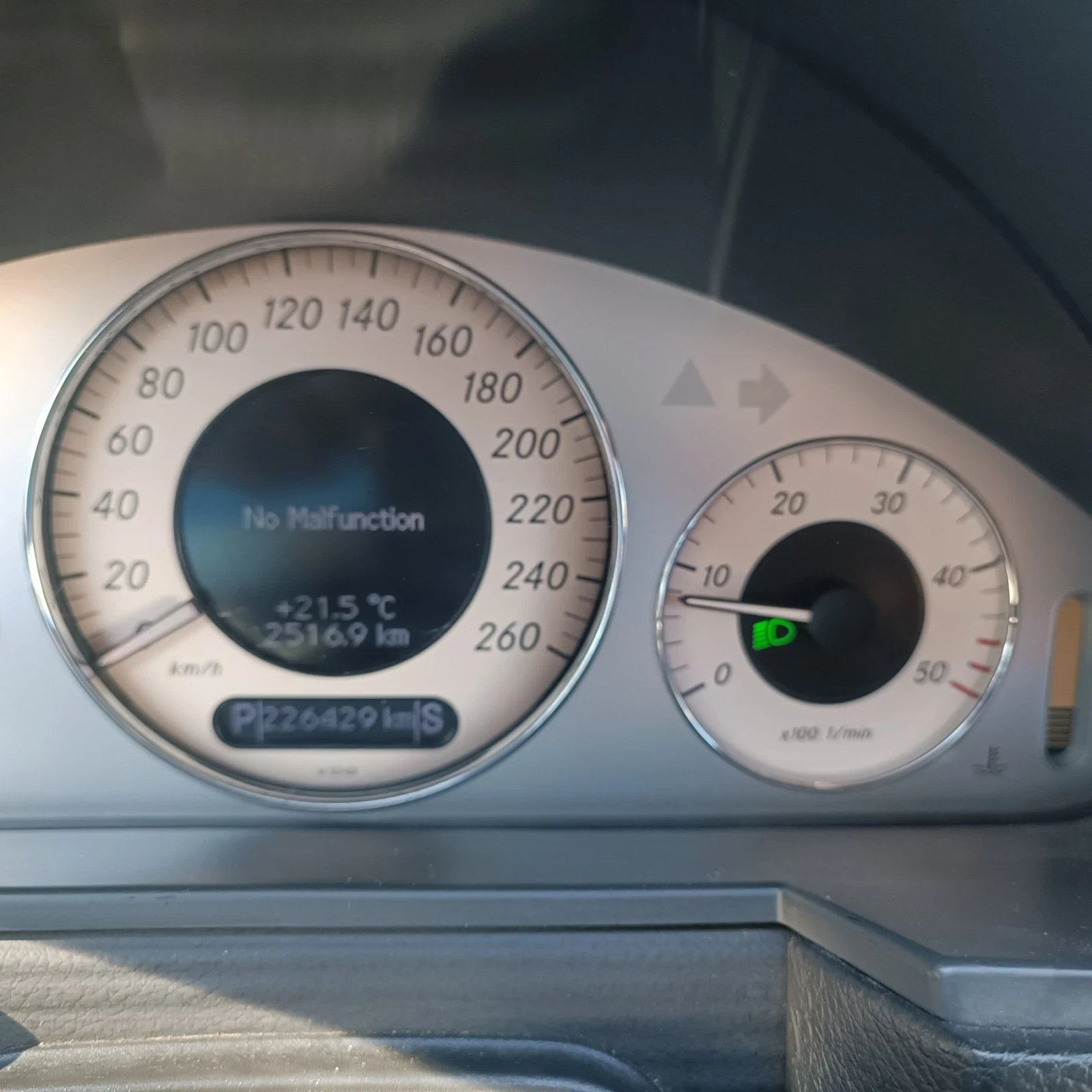 Mercedes-Benz E 220, снимка 7 - Автомобили и джипове - 54560439