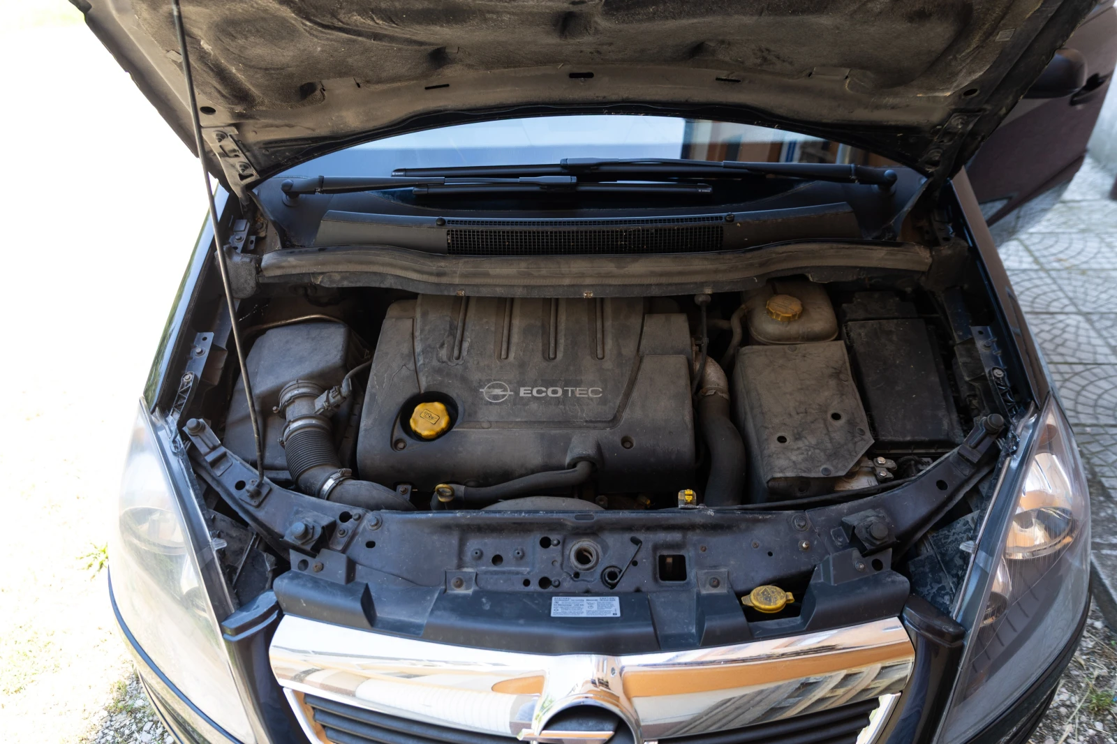 Opel Zafira 1.9 CDTI, снимка 16 - Автомобили и джипове - 54834727