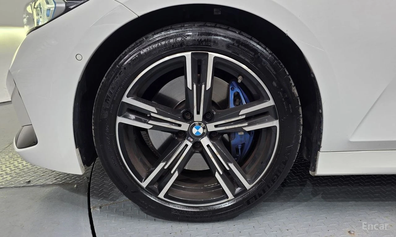 BMW 320 i M SPORT* DISTRONIC* ХЕДЪП* ПОДГРЕВ* ОБДУХВАНЕ* , снимка 5 - Автомобили и джипове - 55485139