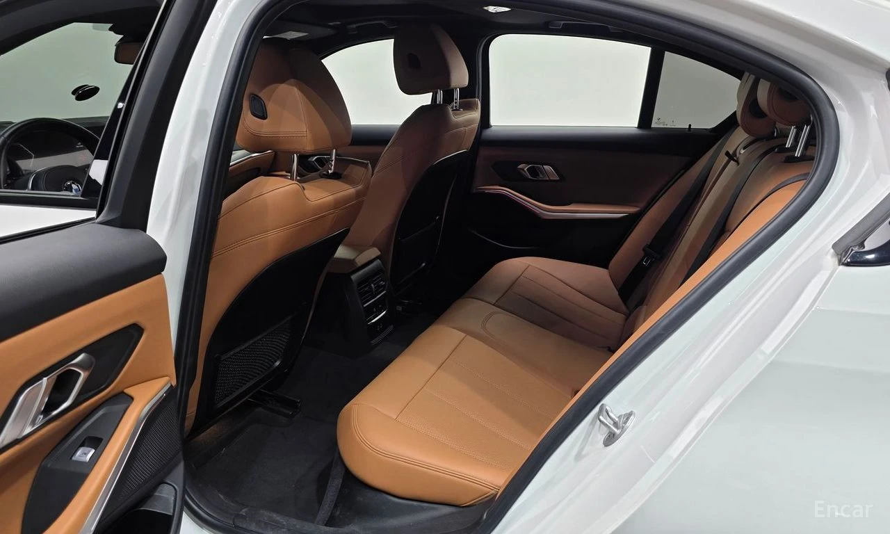 BMW 320 i M SPORT* DISTRONIC* ХЕДЪП* ПОДГРЕВ* ОБДУХВАНЕ* , снимка 16 - Автомобили и джипове - 55485139