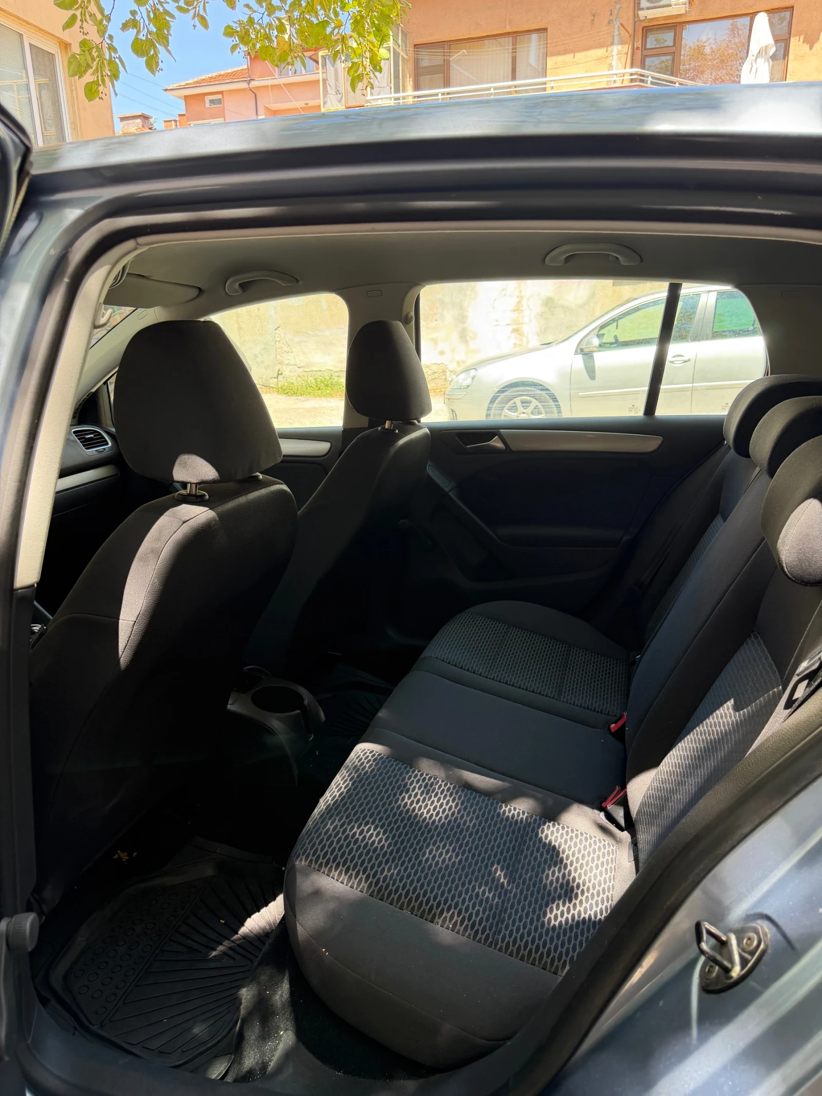 VW Golf 1.6 TDI, снимка 8 - Автомобили и джипове - 55529239