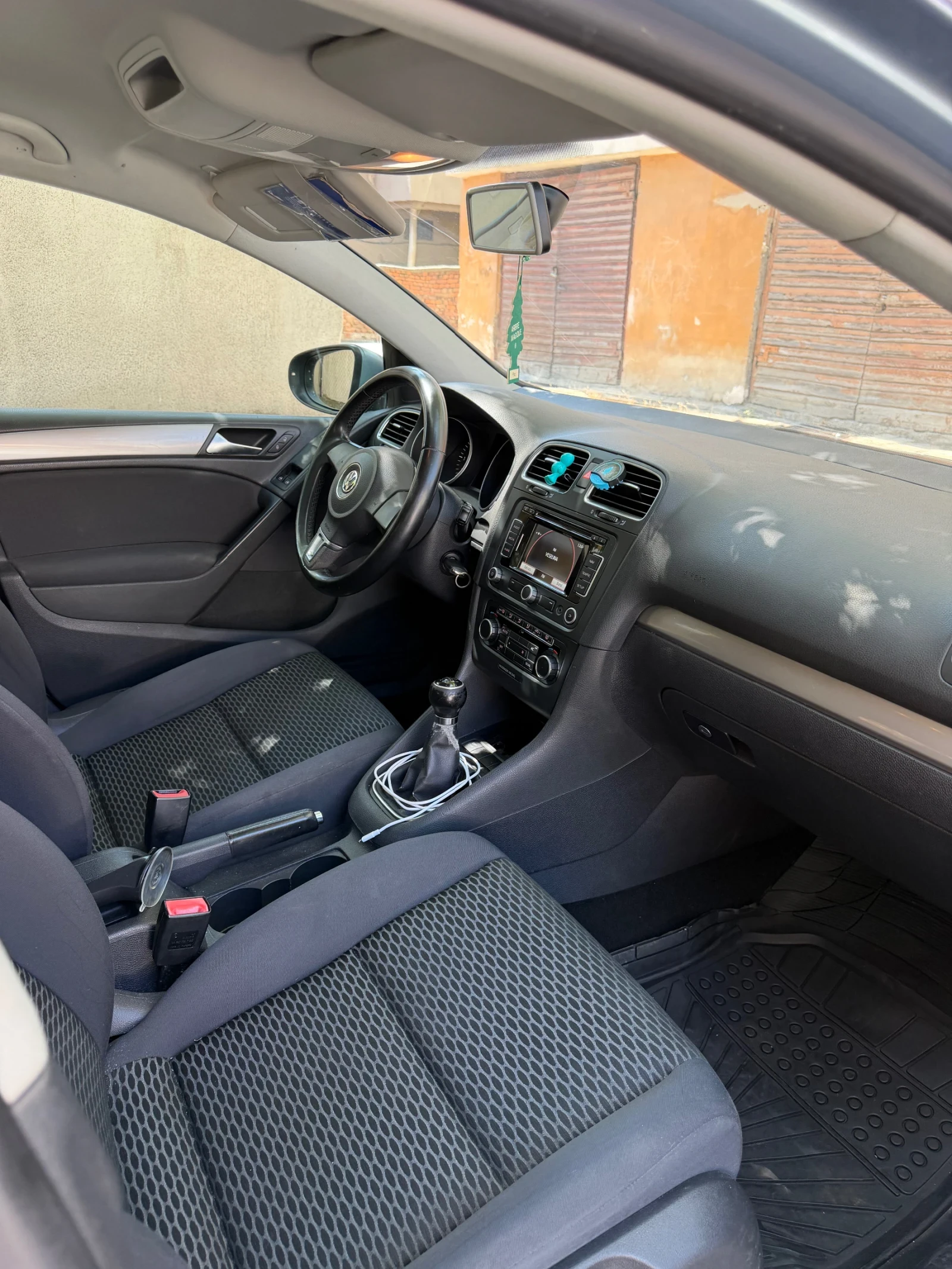 VW Golf 1.6 TDI, снимка 6 - Автомобили и джипове - 55529239
